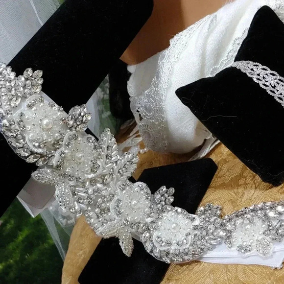 8pc. Unique One-Of-A-Kind Tiara Bridal Package with everything you need - Picture 7 of 17
